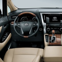 Toyota Alphard: место водителя