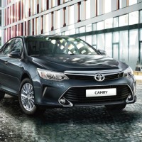 Toyota Camry: спереди справа