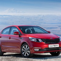 KIA Rio sedan: спереди справа