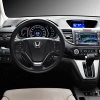 Honda CR-V 2,4: салон руль и передняя панель