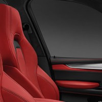 BMW X5 М: передине сидения справасбоку