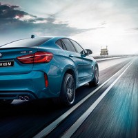 BMW X6 M: справа сзади