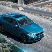 BMW X6 M: справа спереди