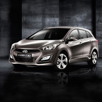 Hyundai i30 универсал: спереди слева