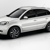 Renault Koleos: слева сбоку