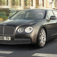 Bentley Flying Spur V12: спереди слева