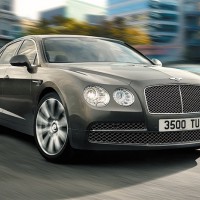 Bentley Flying Spur V12: спереди справа