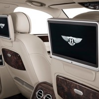 Bentley Flying Spur V12: вид с задних сидений, мультимедийная система для задних пассажиров
