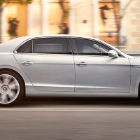 Bentley Flying Spur V8: справа сбоку