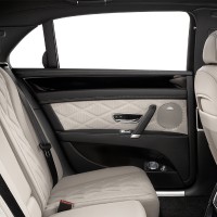 Bentley Flying Spur V8: задние сидения справасбоку