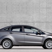 Ford Fiesta sedan: справа сбоку