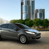 Ford Fiesta sedan: справа спереди