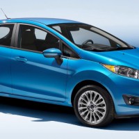 Ford Fiesta hathback: спереди справа