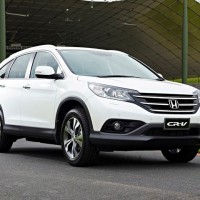 Honda CR-V 2,0: спереди справа