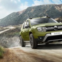 Renault Duster: спереди справа